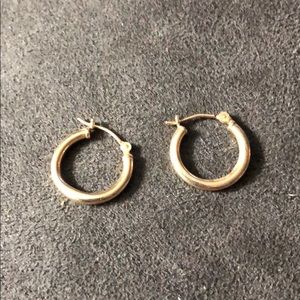 10 K sm hoop earrings